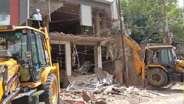 Prayagraj Violence Updates: The gate of Javed's house was broken by bulldozer | Zee News