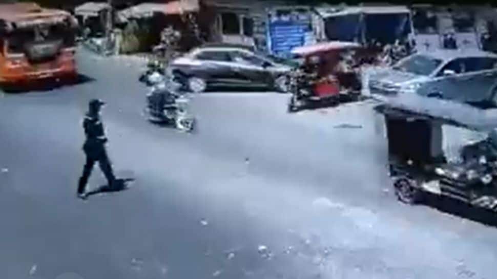 Traffic cop saves child who shockingly falls off e-rickshaw on busy road - WATCH