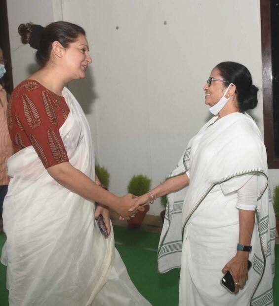 Mamata Banerjee receiving Shiv Sena MP Priyanka Chaturvedi