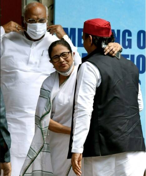 Mamata Banerjee with Akhilesh Yadav