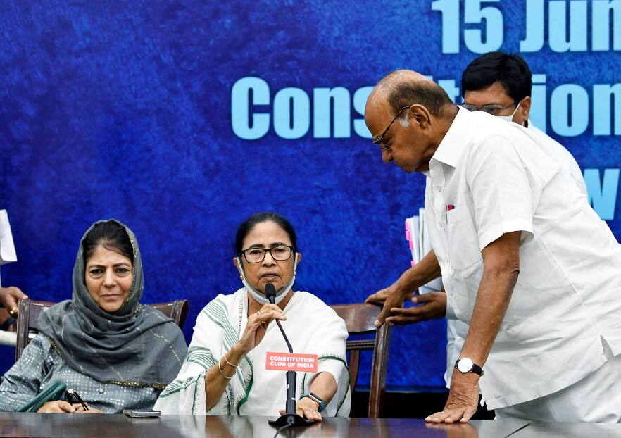 Mamata Banerjee with Sharad Pawar, Mehbooba Mufti during a press conference