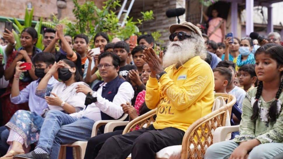 Save Soil Movement reaches Mumbai’s Dharavi, children’s heartfelt gesture touches Sadhguru’s heart: Watch