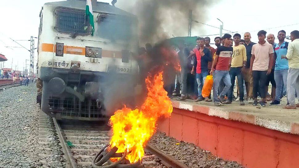 Agnipath protest: Youngsters set tyres on fire