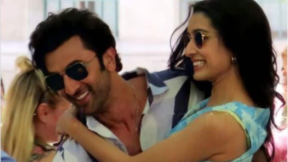 Shraddha Kapoor blushes as Ranbir Kapoor lifts her in his arms in new BTS pic - Vimarsana News