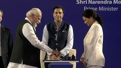 Narendra Modi playing chess with GM Koneru Humpy