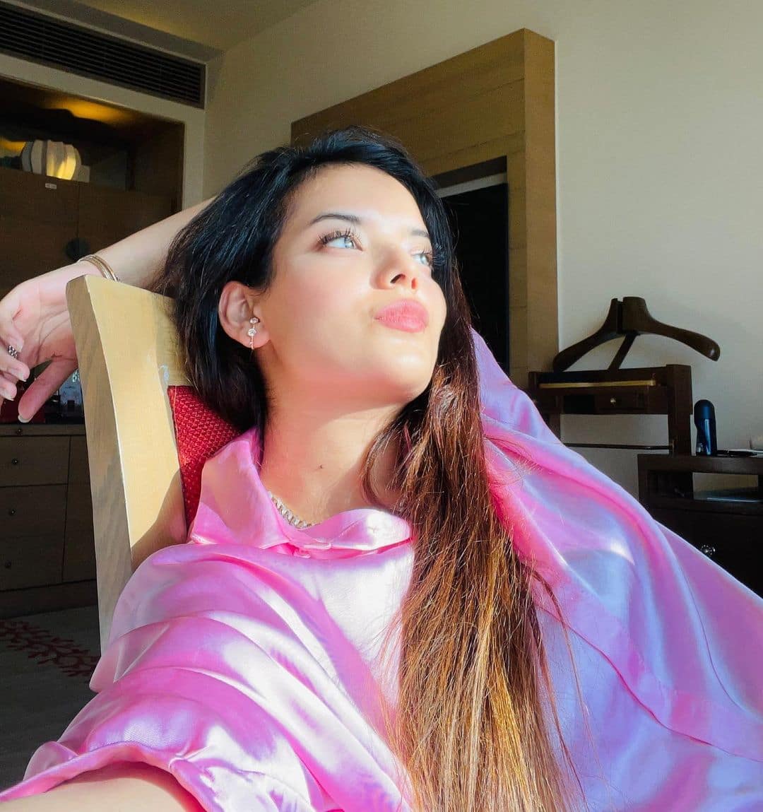 Rishabh Pant's girlfriend Isha Negi's lazy selfie 