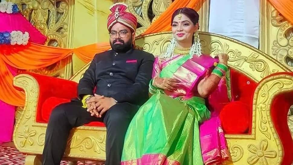 Bhojpuri singer Neha Singh Rathore of &#039;UP Mein Ka Ba&#039; fame marries Himanshu Singh, see wedding pics!