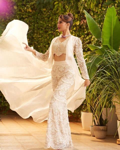 Jacqueline turns heads in a white avatar!