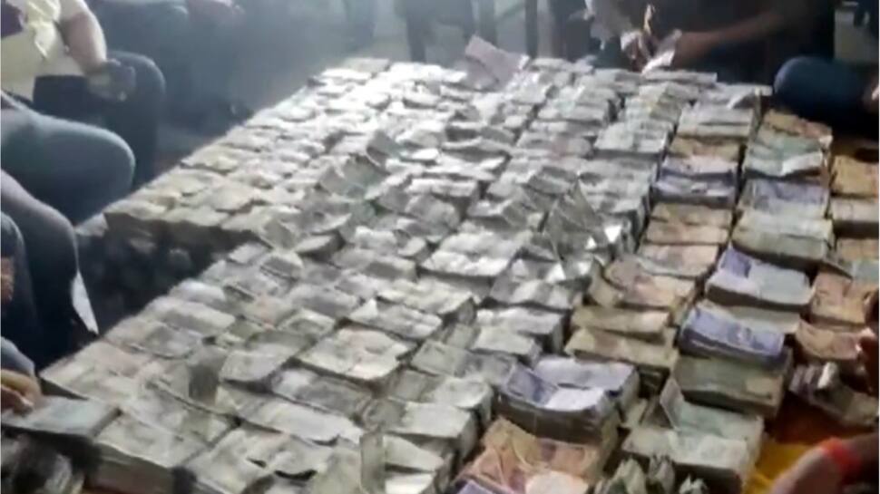 Bihar Drugs Inspector Jitendra Kumar&#039;s residence raided, huge amount of cash seized