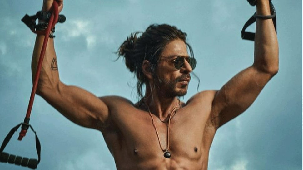 Leaked! Shah Rukh Khan&#039;s pic flaunting man bun, chiselled physique from &#039;Pathaan&#039; sets goes viral on internet, see photo 