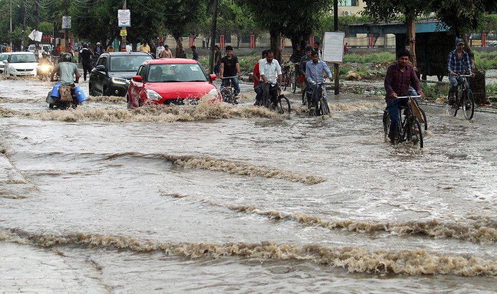 Gurgaon: Heavy rainfall disrupts the common life of city 