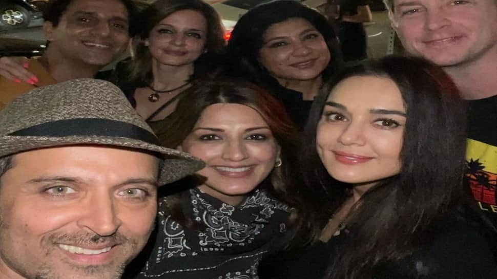 90s reunion: Hrithik Roshan is all smiles in special selfie ft Sussanne, Arslan, Preity and Sonali