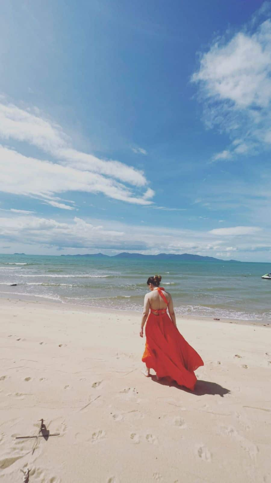 Sara Tendulkar enjoying her walk by the beach