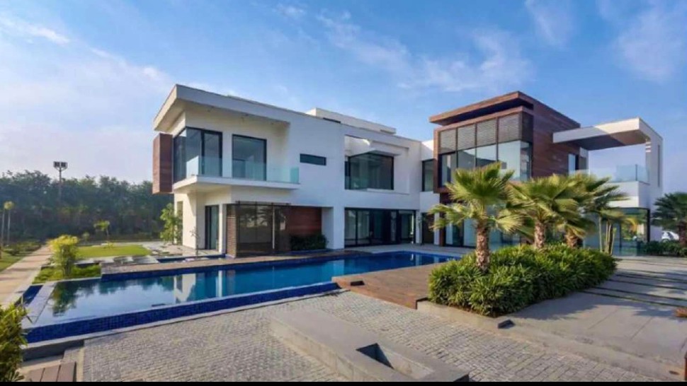 One of the most expensive and biggest cricketer homes in India, MS Dhoni’s massive property sits on 7 acres of land. MS Dhoni’s farmhouse is characterised by two things mainly: a huge open field and the presence of all things that the former skipper loves. (Source: Twitter)