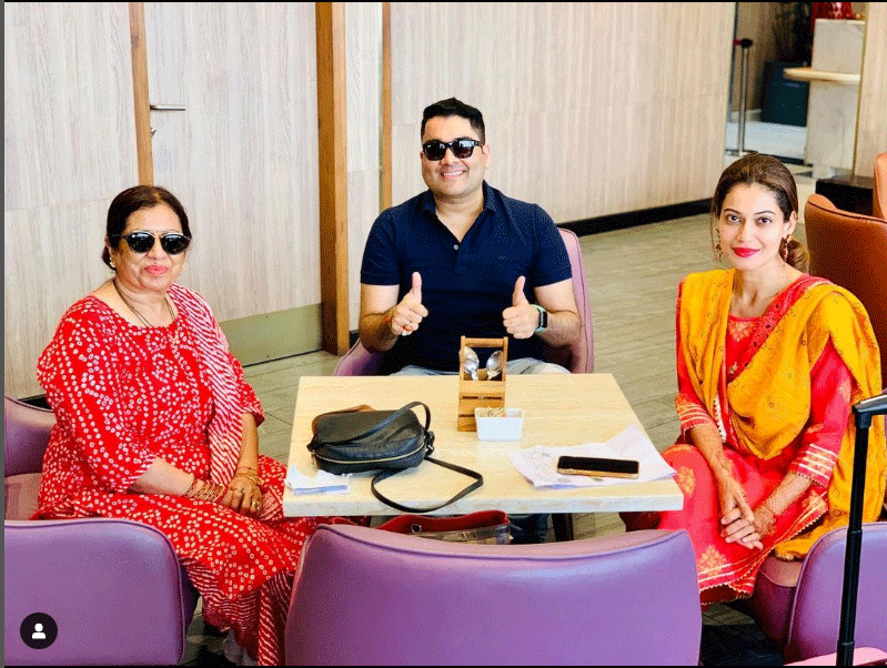 Payal Rohatgi flaunts mehendi ahead of wedding with Sangram