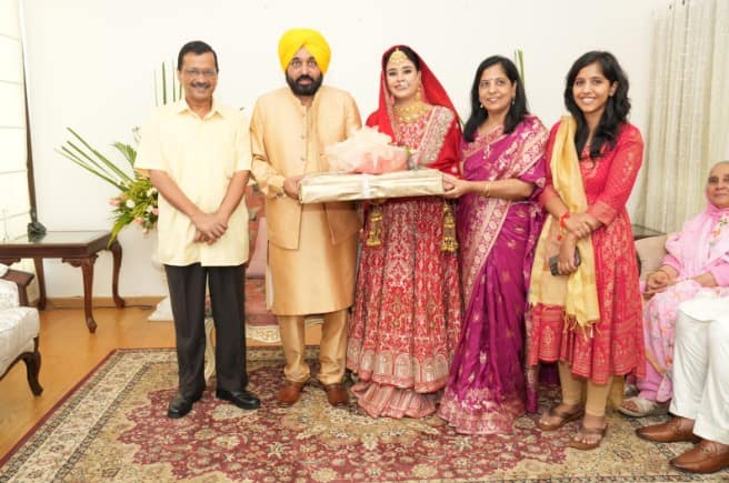 Arvind Kejriwal and his family with Bhagwant Mann and Dr Gurpreet Kaur
