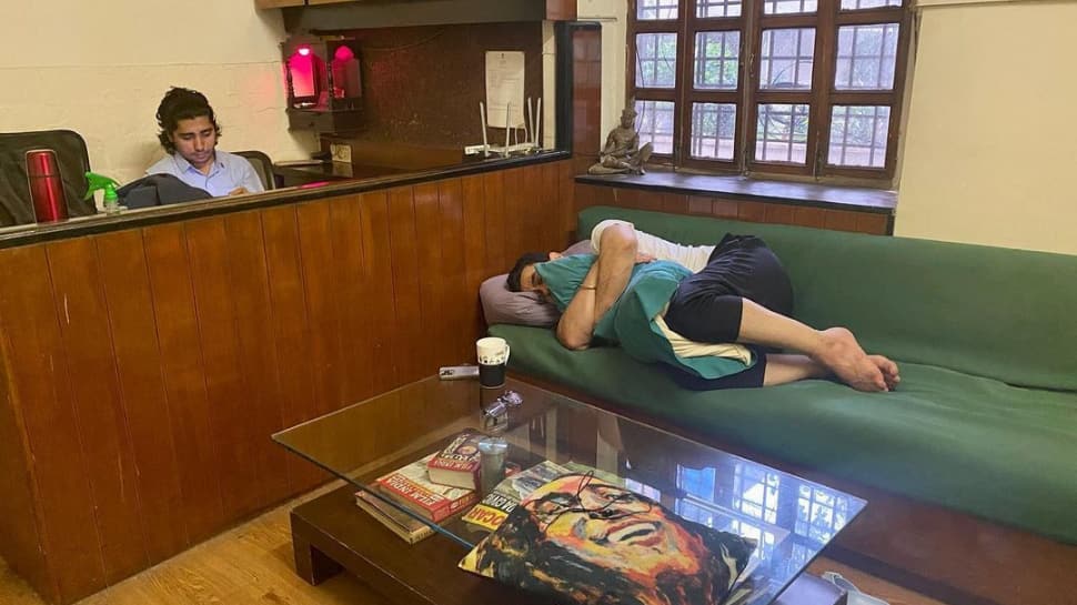 Aamir Khan takes power nap in the thick of 'Laal Singh Chaddha' post-production Aamir Khan takes power nap in the thick of 'Laal Singh Chaddha' post-production