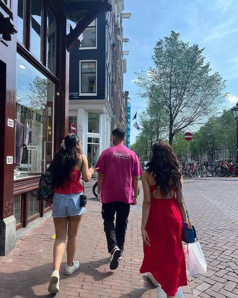 Nysa and Janhvi Kapoor go out for shopping!