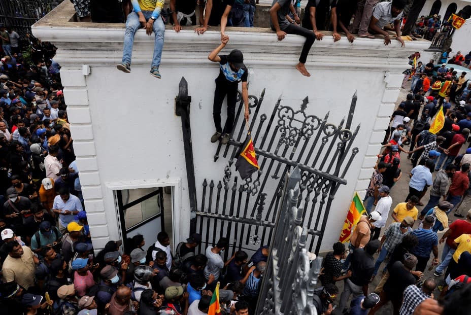 Protestors were also seen draped in Sri Lankan national flag