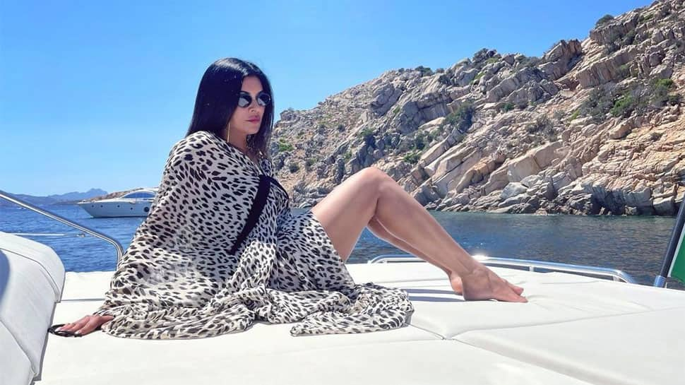 Sushmita Sen wears a sexy kaftan, brings back 'Dilbar' vibes in Sardinia -  See her vacay photos! | People News | Zee News