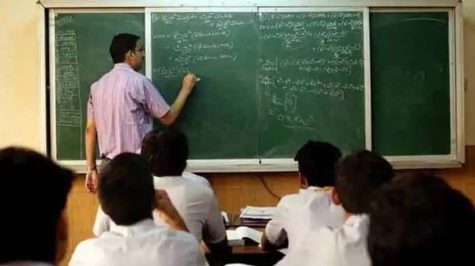 &#039;Do you look like a teacher?&#039;: Bihar DM yells at headmaster for wearing kurta-pyjama, video goes viral