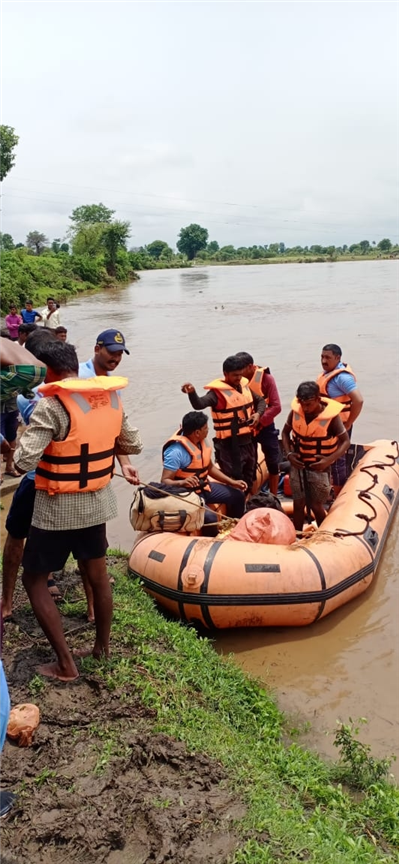 Rescue team saves trapped people