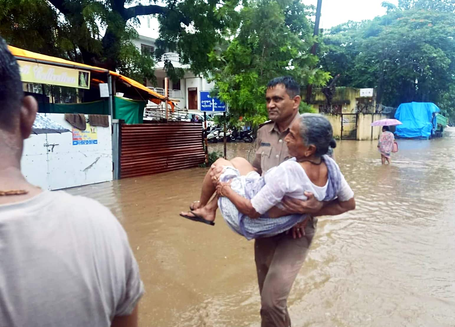 Police rescuing people in Navsari