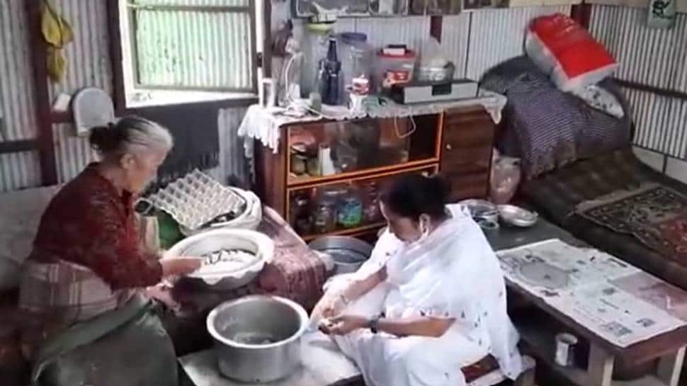 Watch: It&#039;s CM Mamata Banerjee teaching us how to make delicious Momos!