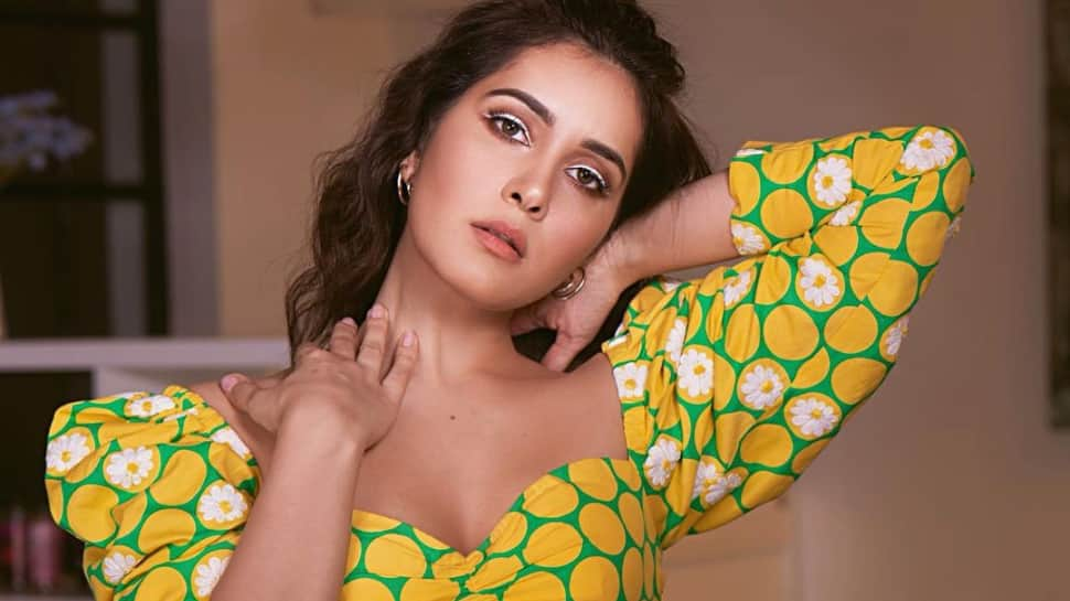 Raashii Khanna’s super fan gets her autograph tattooed on his hand