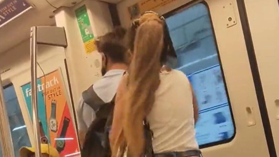 Watch: &#039;Tere jaisa ladka kisi ko na mile...&#039; Girl-boy get into fist fight on Delhi Metro over T-shirt price!