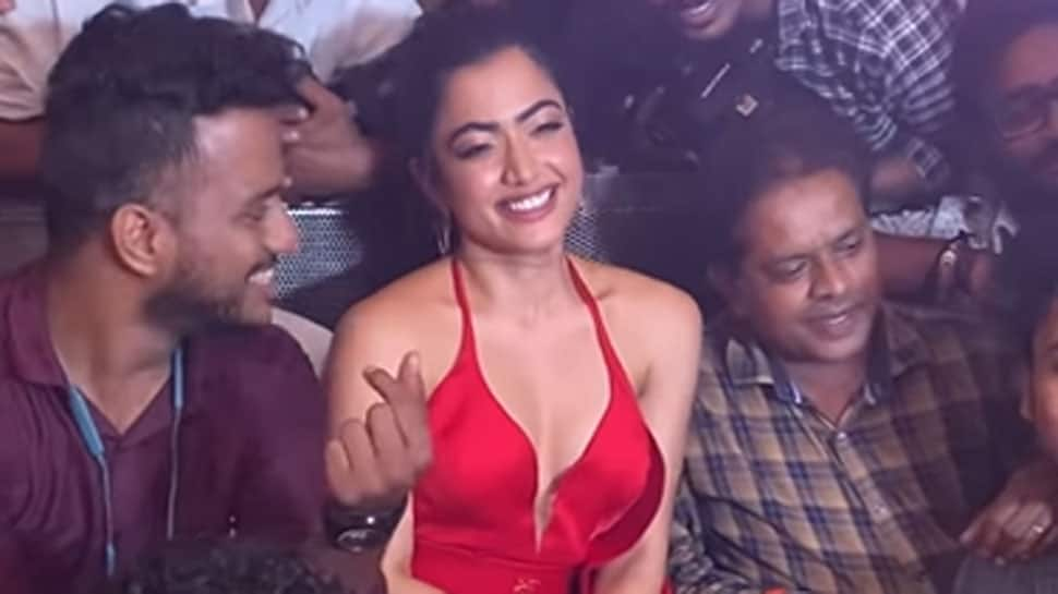 Rashmika Mandanna does the Saami Saami hook step with paps, WATCH Srivalli&#039;s moves!