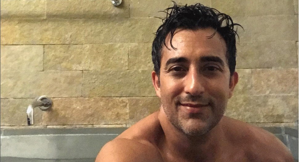 Vinod Khanna&#039;s son Rahul Khanna poses almost naked, hides modesty with cushion: VIRAL pic