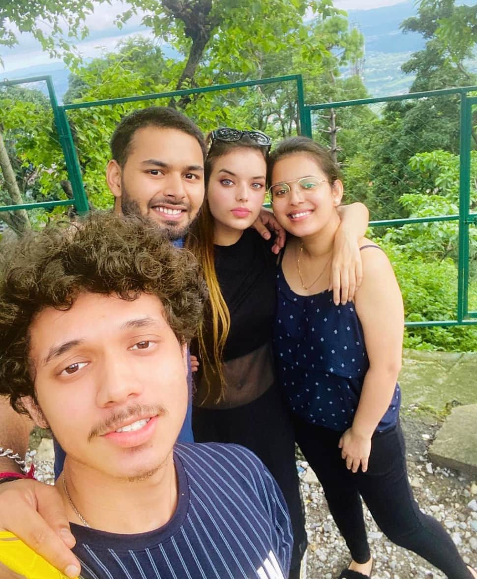 Rishabh Pant with Isha Negi and their friends during the COVID-19 imposed lockdown back in 2020. (Source: Twitter)