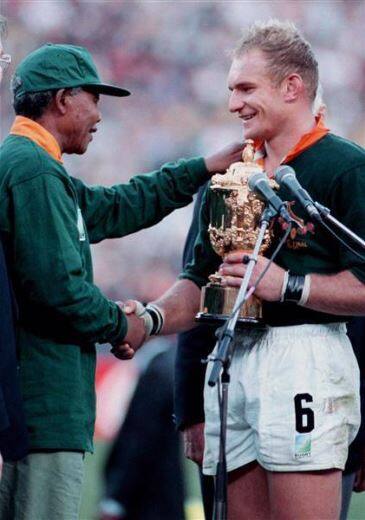 Nelson Mandela shakes hands with Springok captain Francois Pienaar