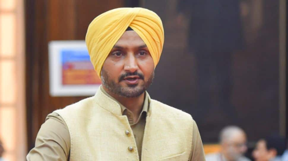 Monsoon Session 2022: Harbhajan Singh takes oath as Rajya Sabha MP, says &#039;I will do my best for..&#039;