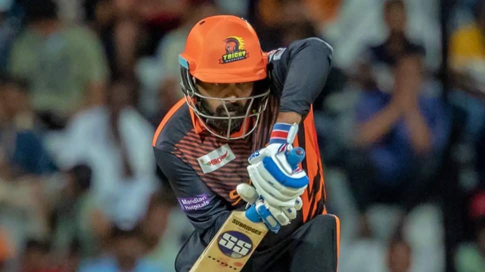 WATCH: Fans chant Dinesh Karthik’s name in front of Murali Vijay, here’s how batter reacted