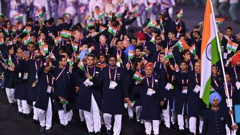 Indian contingent arrives during the nations parade with hockey captain Manpreet Singh carrying the flag at the Commonwealth Games 2022 opening ceremony. (Source: Twitter)