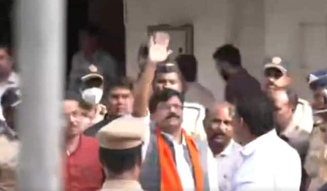 Sanjay Raut DETAINED! Top Shiv Sena leader in BIG TROUBLE.. reason: Patra Chawl land scam