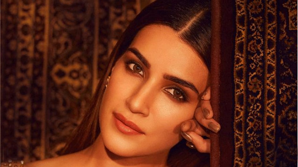 EXCLUSIVE: Fans mob &#039;Shehzada&#039; sets in Haryana to wish Kriti Sanon on her birthday