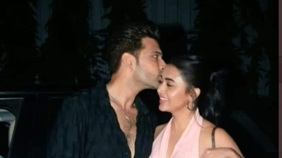 Karan Kundrra&#039;s liplock with girlfriend Tejasswi Prakash leaves fans in awe!