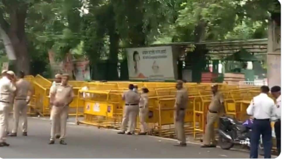 'Congress under siege', 'undeclared emergency': Senior party leaders on heavy police forces outside AICC headquarters, Sonia Gandhi's residence | India News - Vimarsana News