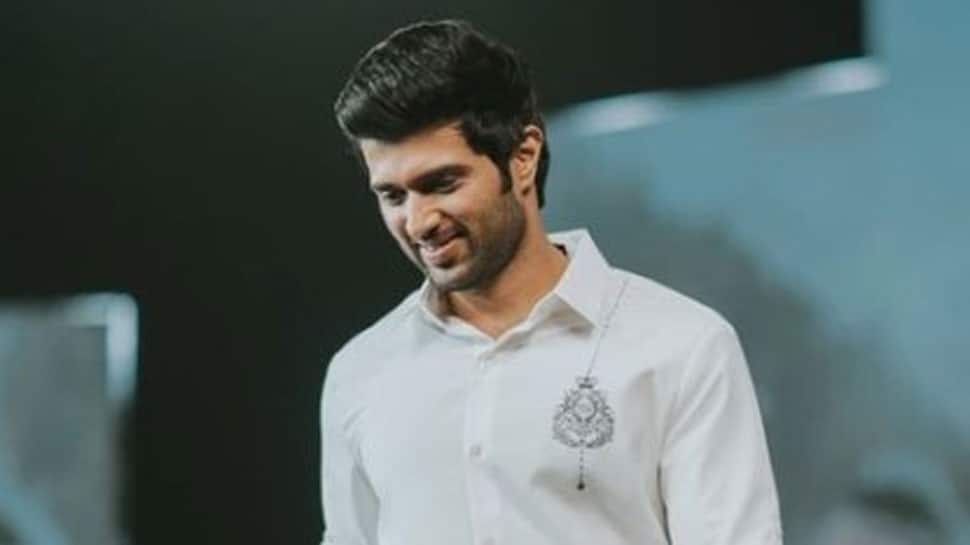 Vijay Deverakonda slays in slippers again, looks all dapper as he arrives in Mumbai –  SEE PICS