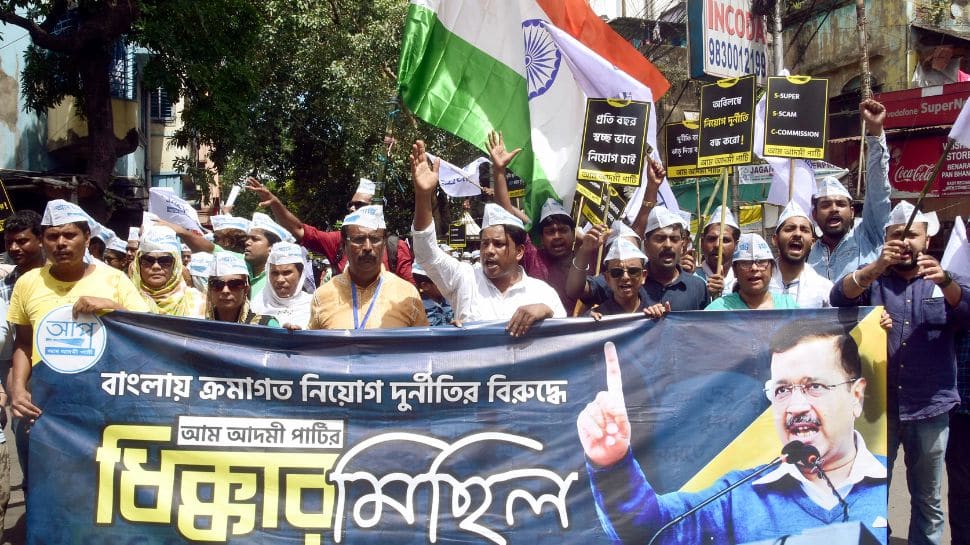 ‘Mamata govt has no right to rule’: West Bengal AAP protests school jobs scam