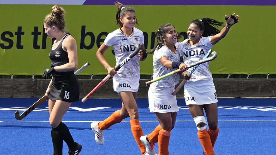 Watch: Indian men&#039;s hockey team give guard of honour to bronze medalist women&#039;s hockey team