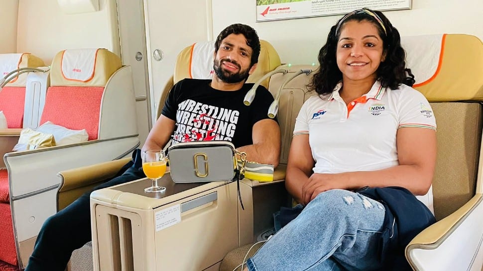 Commonwealth Games 2022: Gold medallists Sakshi Malik, Ravi Dahiya get thunderous welcome, WATCH