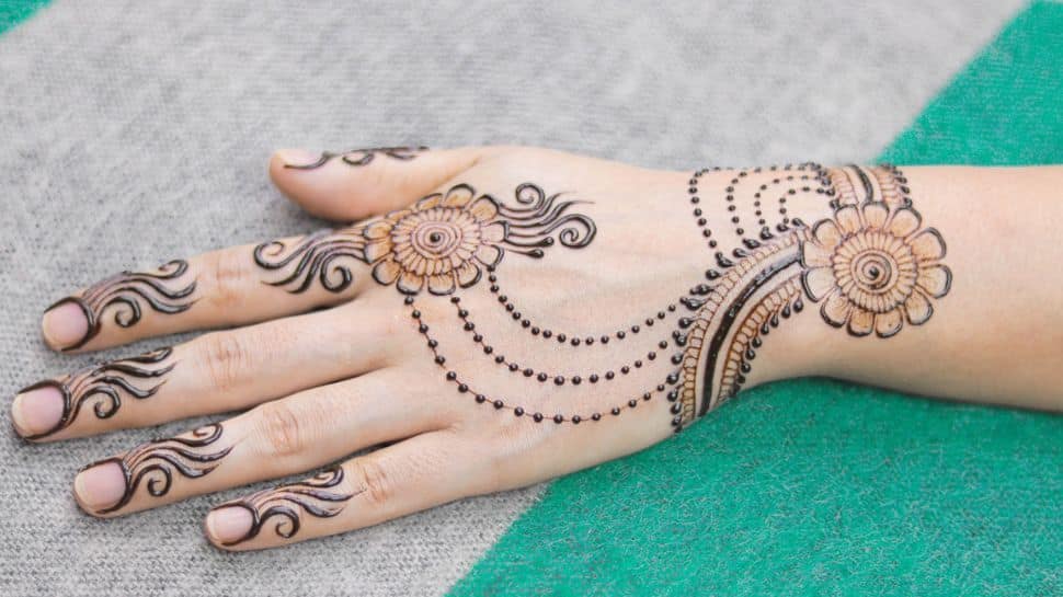 New Easy mehndi design for front hand, Simple Mehndi Design, Mehandi ka  Design