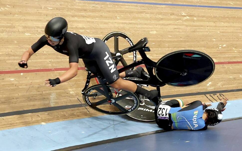 Indian cyclist Meenakshi suffered a crash and was run over by one of her rivals in the women's 10km scratch race at the Commonwealth Games in Birmingham. The horror incident saw Meenakshi fall from her bike before sliding down the banking on the bend. (Source: Twitter)