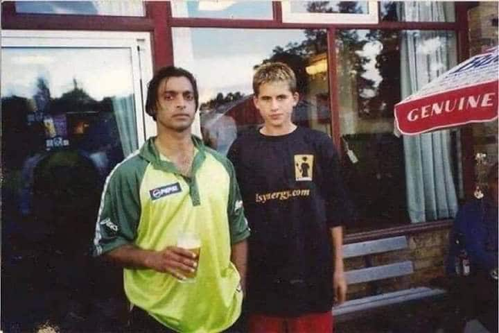 Shoaib Akhtar throws a bottle into the crowd