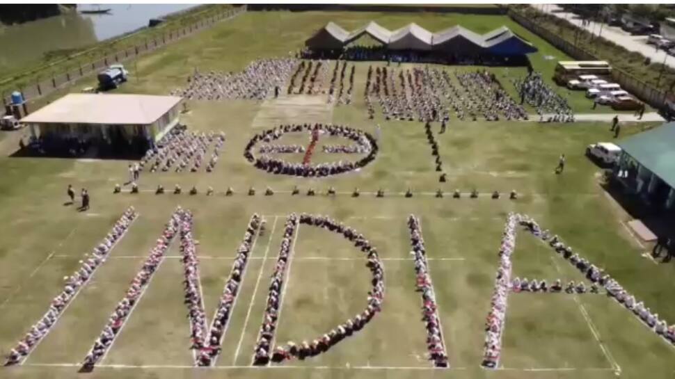 Har Ghar Tiranga: Kashmir students create unique human tricolour chain