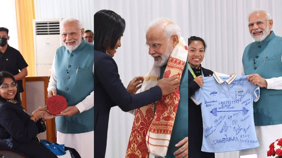 Which gifts were given to PM Narendra Modi by Indian Commonwealth Games contingent? 